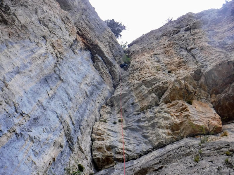 escalade dans le Diois à la falaise de Tussac avec des moniteurs d'escalade spécialisés dans l'encadrement en grande voie non équipée.